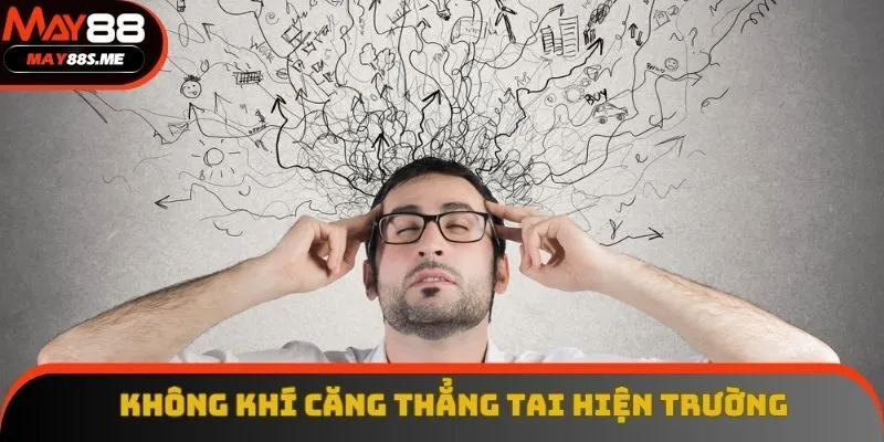 Không khí căng thẳng tại hiện trường trận đấu Không khí căng thẳng tại hiện trường trận đấu